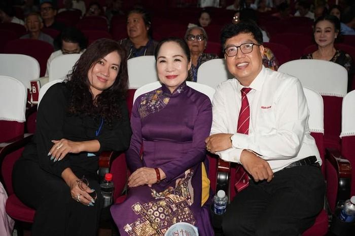 Từ trái sang: Tác giả Thu Phương, NSND Trịnh Thúy Mùi và đạo diễn Thanh Hiệp tại đại hội