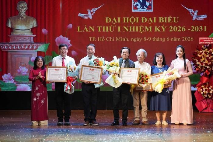 Đạo diễn Thanh Hiệp, tác giả Trần Văn Hưng, đạo diễn Trần Ngọc Giàu nhận bằng khen cá nhân của UB MTTQ Việt Nam - TP HCM và ông Tôn Thất Cần, tác giả Ngọc Trúc đại diện nhận khen thưởng dành cho tập thể: Ban chấp hành Hội Sân khấu TP (nhiệm kỳ 2020-2026) và Chi hội tác giả. Bà Đinh Thị Thanh Thủy (bìa trái) và NSND Nguyễn Thị Thanh Thúy (bìa phải) trao tặng
