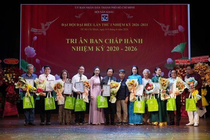 Ban chấp hành nhiệm kỳ 2020-2026 từ nhiệm. Lãnh đạo TP HCM tặng hoa cảm ơn sự tận tâm, cống hiến cho công tác Hội trong nhiệm kỳ vừa qua