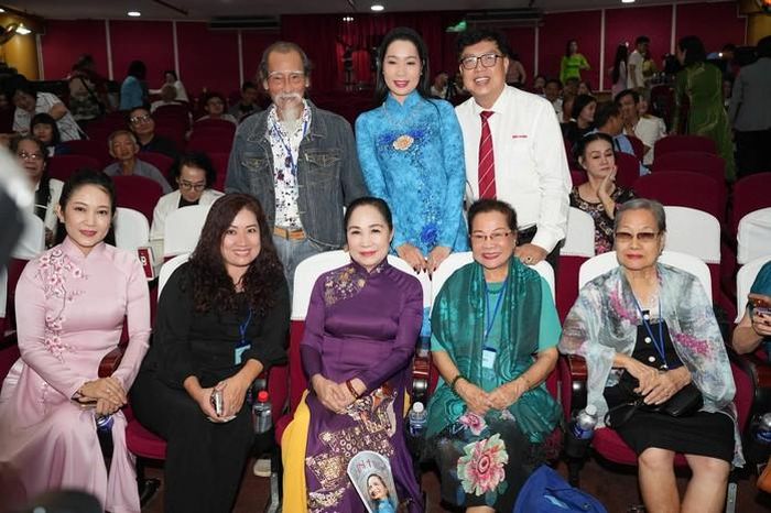 Các nghệ sĩ tham dự đại hội sân khấu sáng 9-6-2026
