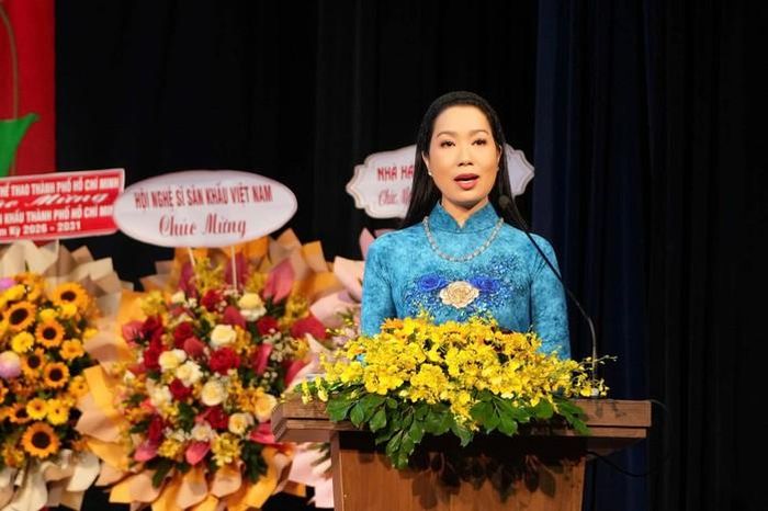 NSND Trịnh Kim Chi đọc nghị quyết tại Đại hội