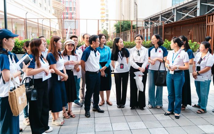 Lãnh đạo nhà trường thăm hỏi và động viên tinh thần cán bộ, giảng viên trước khi khởi hành. Ảnh: NTCC