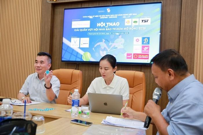 Phó Chủ tịch Hội Nhà báo TP HCM Dương Vũ Thông chủ trì lễ bốc thăm