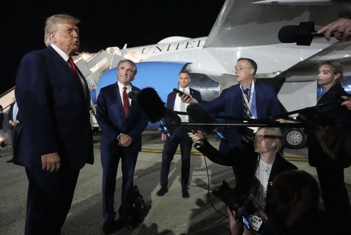 Ông Donald Trump trả lời báo chí ngày 9-6. Ảnh: AP