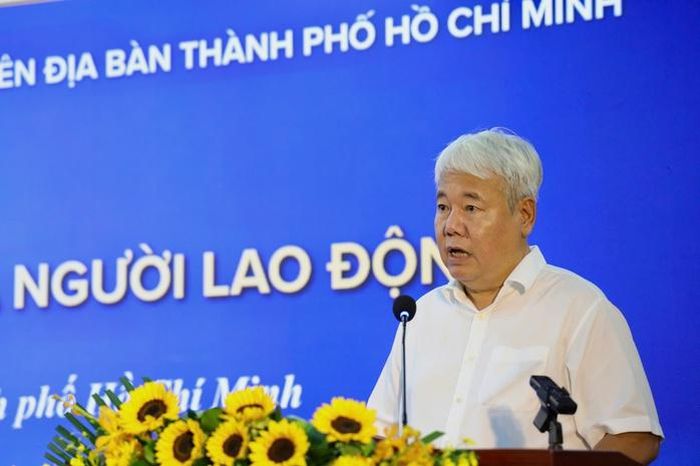 Ông Võ Quốc Thái, Phó Chủ tịch LĐLĐ TPHCM, phát biểu tham luận tại hội nghị.