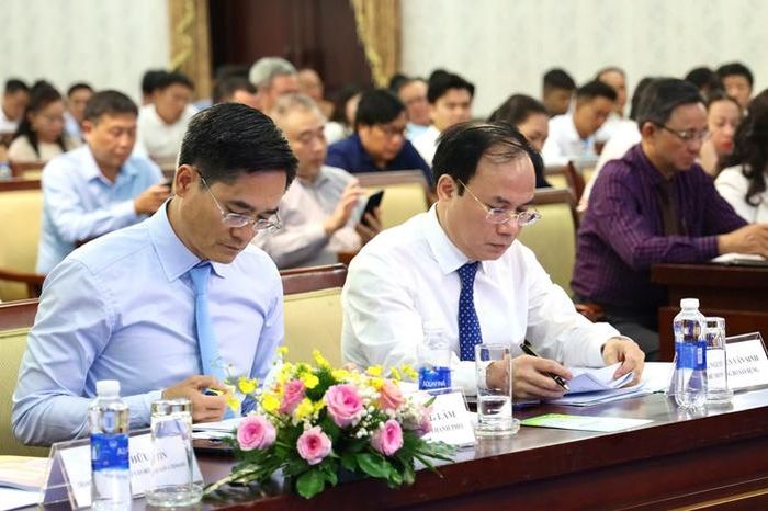 Thứ trưởng Bộ Xây dựng Nguyễn Văn Sinh (bên phải), Giám đốc Sở Xây dựng TPHCM Trần Quang Lâm tại hội nghị.