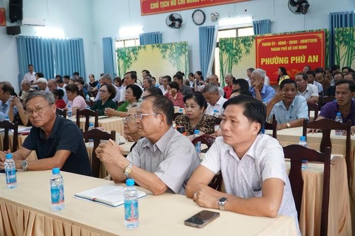 Đông đảo cử tri tham dự hội nghị, nêu nhiều kiến nghị liên quan đến hạ tầng, quy hoạch và chuyển đổi số. Ảnh: NGUYỄN TIẾN