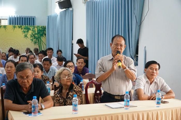 Cử tri phát biểu các kiến nghị. Ảnh: NGUYỄN TIẾN