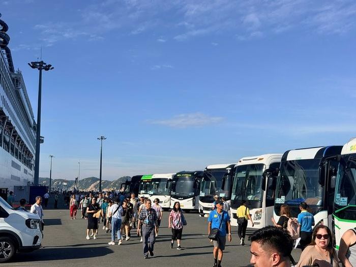 Du khách được đón lên các xe đi tham quan Khánh Hòa