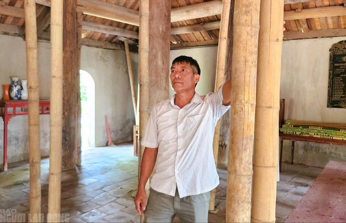 Để chống sập đổ, người dân làng Bái Sơn đã dùng tre luồng chống đỡ