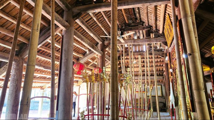 Tre luồng được dựng dày đặc bên trong di tích để chống đổ sập