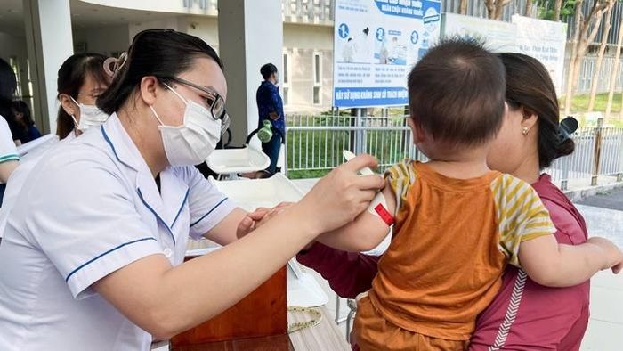 Đo nhiệt độ cho trẻ