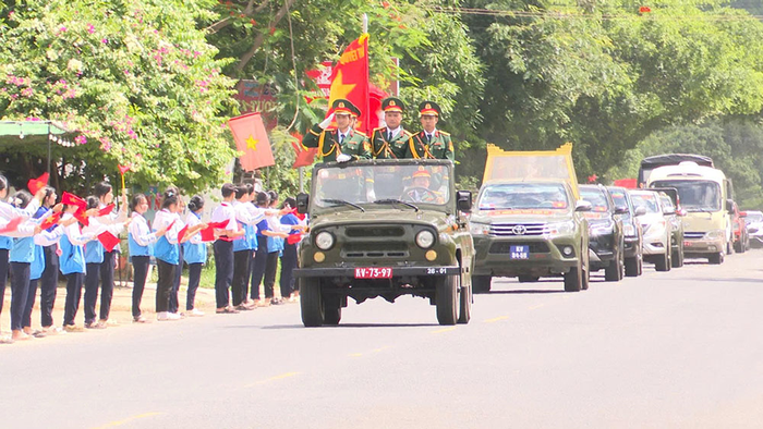 Đoàn xe đưa hài cốt các anh hùng liệt sĩ về quê hương.