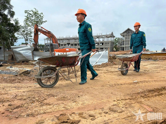 LLVT tỉnh Đắk Lắk hỗ trợ đẩy nhanh tiến độ thi công, xây dựng Trường Phổ thông nội trú liên cấp Tiểu học-Trung học cơ sở xã Ia Lốp, tỉnh Đắk Lắk. Ảnh: QUANG HÙNG 