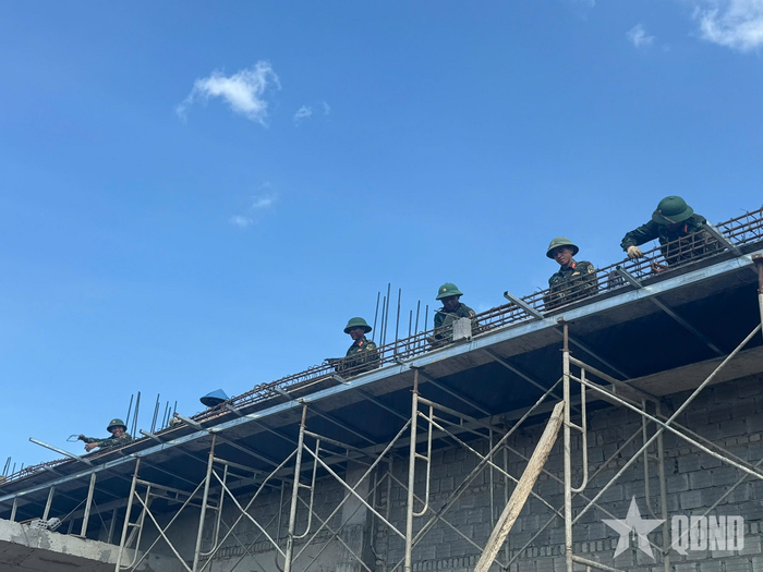 Cán bộ, chiến sĩ Sư đoàn 315 chung tay xây dựng Trường Phổ thông nội trú liên cấp Tiểu học-Trung học cơ sở xã Đắk Pring (Đà Nẵng). 