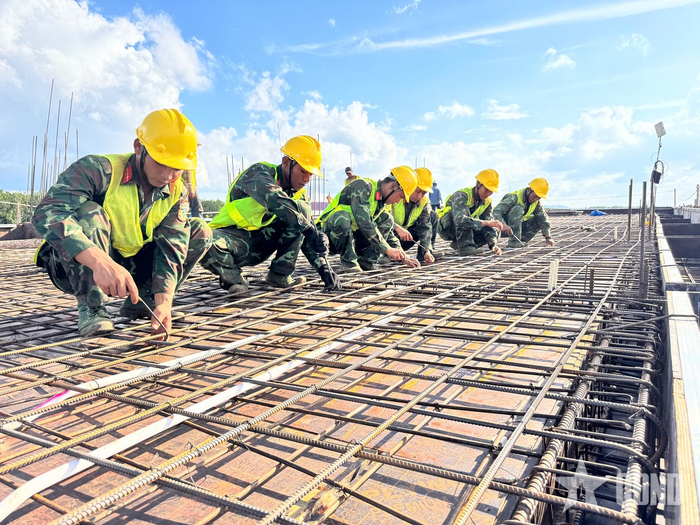 Cán bộ, chiến sĩ Trung đoàn 38 (Sư đoàn 2, Quân khu 5) tích cực thi công, xây dựng Trường Phổ thông nội trú liên cấp Tiểu học-Trung học cơ sở xã Ia Pnôn, tỉnh Gia Lai. Ảnh: LÊ ÂN 