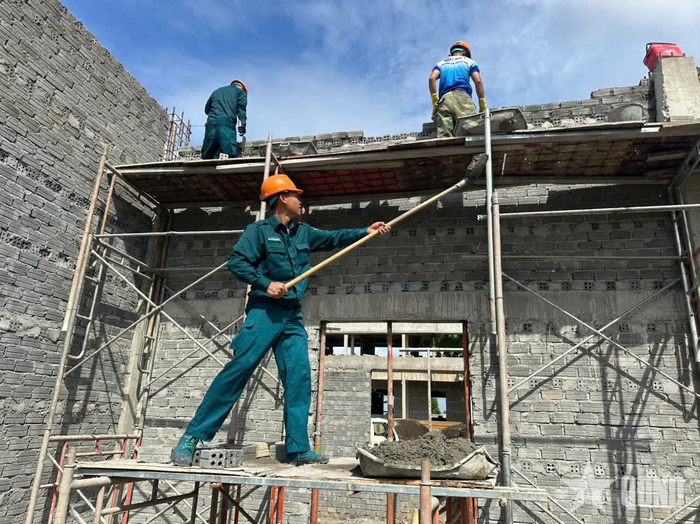  Chiến sĩ dân quân Bộ CHQS tỉnh Đắk Lắk tham gia xây dựng trường phổ thông nội trú liên cấp nơi biên giới. 