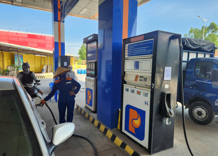 Người dân mua xăng E10 tại một cửa hàng xăng dầu trên địa bàn phường Vĩnh Phúc, tỉnh Phú Thọ.