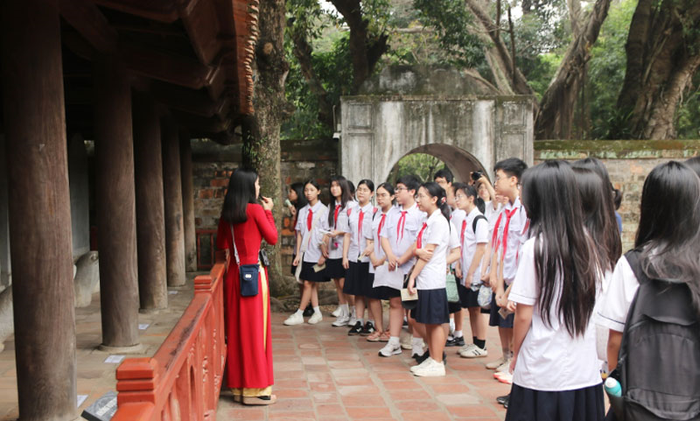 Học sinh Trường THCS Ngô Sĩ Liên (Hà Nội) tìm hiểu về bia Tiến sĩ tại Văn Miếu-Quốc Tử Giám. Ảnh: Bảo Ngân