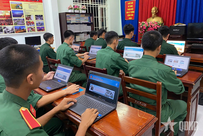Học viên Trường Sĩ quan Thông tin tham gia học tập trên website "Bình dân học vụ số". Ảnh: THANH ĐỊNH