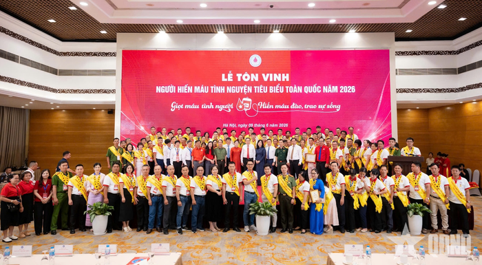Chủ tịch Quốc hội Trần Thanh Mẫn cùng các đại biểu tại lễ tôn vinh.