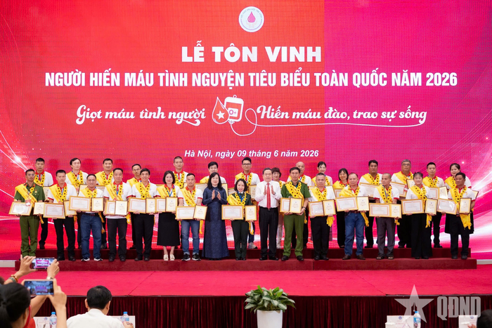 Chủ tịch Quốc hội Trần Thanh Mẫn và Bộ trưởng Bộ Y tế Đào Hồng Lan trao Bằng khen tôn vinh người hiến máu tiêu biểu năm 2026. Ảnh: VŨ HIẾU