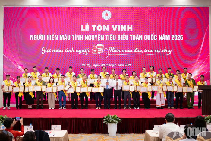 Tổng thư ký Quốc hội, Chủ nhiệm Văn phòng Quốc hội Lê Quang Mạnh và Chủ nhiệm Ủy ban Văn hóa và Xã hội Nguyễn Đắc Vinh trao Bằng khen tôn vinh người hiến máu tình nguyện tiêu biểu toàn quốc năm 2026. Ảnh: LÂM HIỂN