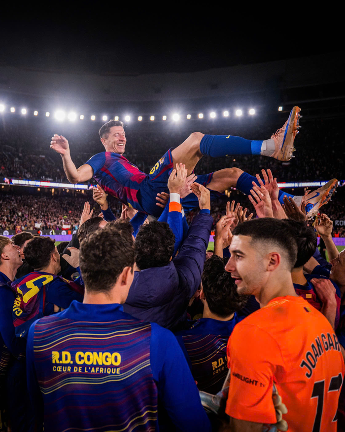  Các cầu thủ Barcelona tri ân Lewandowski trong trận đấu cuối cùng của anh tại sân Camp Nou. Ảnh: fcbarcelona.com 