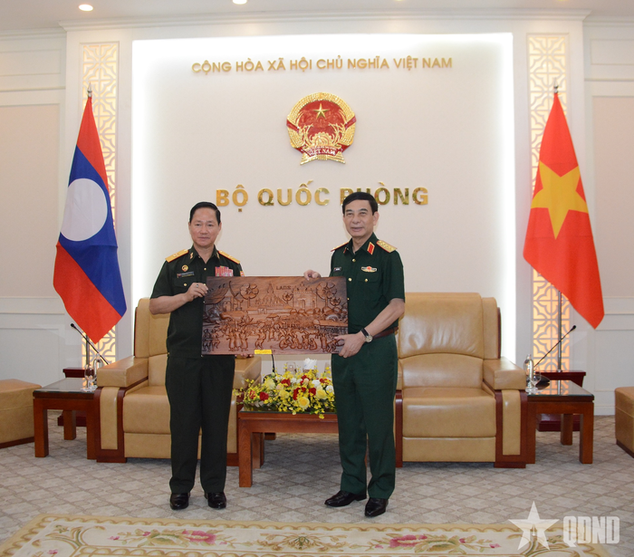  Đại tướng Khamliang Outhakaysone trao tặng Đại tướng Phan Văn Giang quà lưu niệm. 