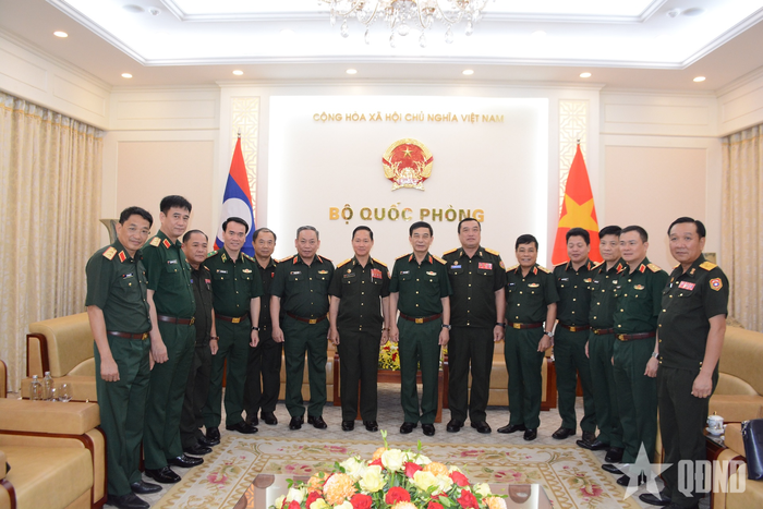  Đại tướng Phan Văn Giang và Đại tướng Khamliang Outhakaysone cùng các đại biểu hai đoàn tại buổi tiếp. 
