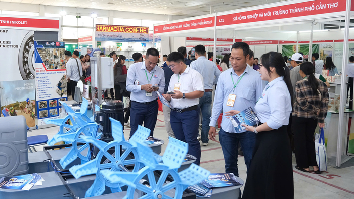 Trưng bày, giới thiệu thiết bị nuôi trồng thủy sản.