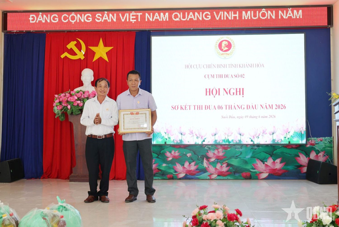  Đồng chí Bùi Xuân Gia trao Bằng khen của Trung ương Hội CCB Việt Nam tặng Hội CCB xã Suối Dầu.