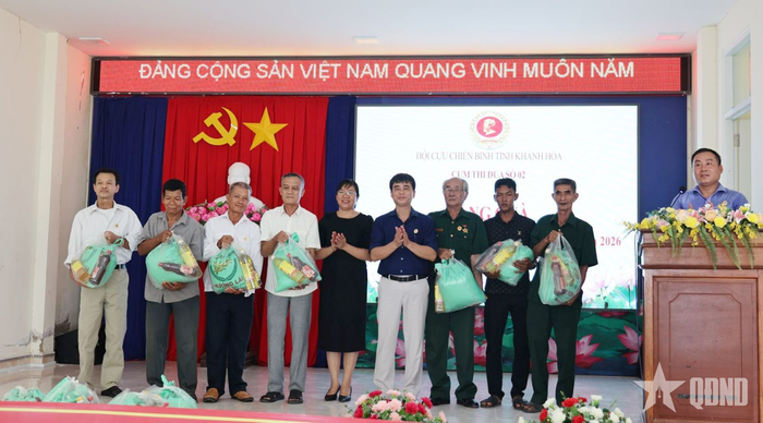 Trao quà tặng các gia đình hội viên CCB có hoàn cảnh khó khăn tại xã Suối Dầu. 