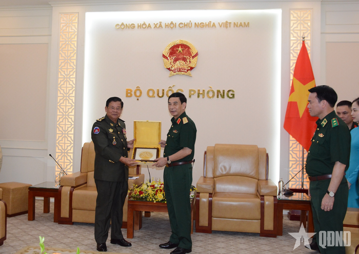 Đại tướng Prak Sovanna trao tặng Đại tướng Phan Văn Giang quà lưu niệm. 