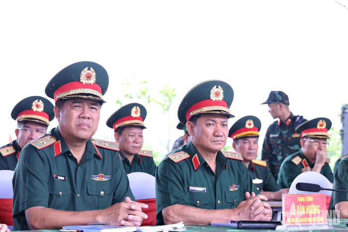 Các đại biểu dự buổi kiểm tra. 