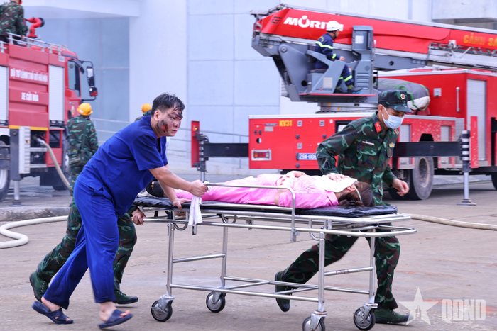 Các lực lượng hợp luyện tổng hợp diễn tập ứng phó tình huống khẩn cấp về y tế.