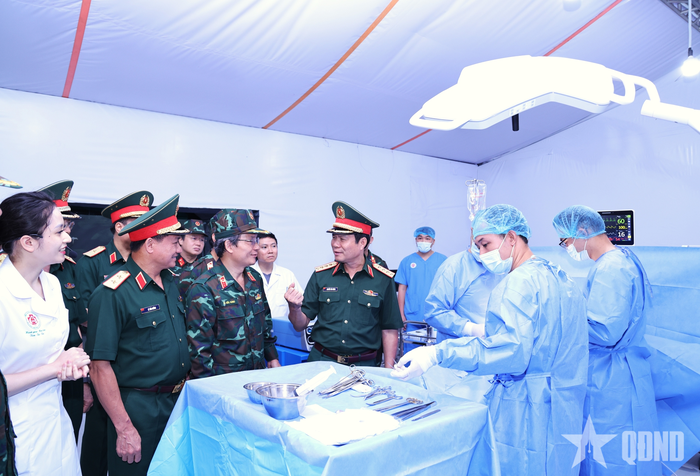 Các đại biểu tham quan khu vực triển khai và vận hành Bệnh viện dã chiến quy mô 100 giường trong điều kiện khẩn cấp. 