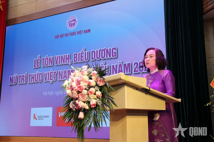 GS, TS Lê Thị Hợp, Chủ tịch Hội Nữ trí thức Việt Nam phát biểu tại chương trình.