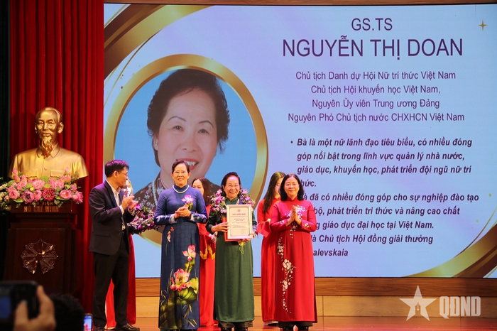 Tôn vinh GS, TS Nguyễn Thị Doan là nữ lãnh đạo tiêu biểu, có nhiều đóng góp nổi bật trong lĩnh vực quản lý nhà nước, giáo dục, khuyến học, phát triển đội ngũ nữ trí thức.