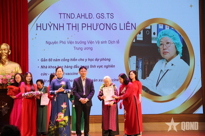 Tôn vinh Thầy thuốc nhân dân, Anh hùng Lao động, GS, TS Huỳnh Thị Phương Liên - nguyên Phó Viện trưởng Viện Vệ sinh Dịch tễ Trung ương.