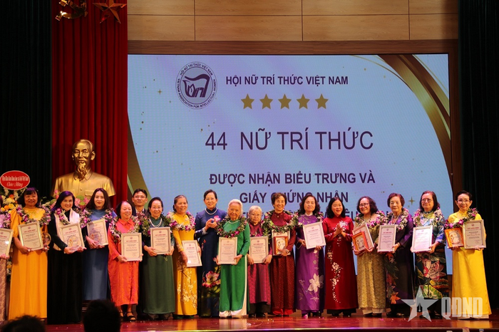 Các nữ trí thức được tôn vinh.