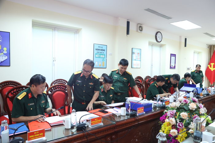 Đoàn kiểm tra của Tổng cục Công nghiệp Quốc phòng kiểm tra văn bản, nghị quyết của Đảng bộ Nhà máy Z127.