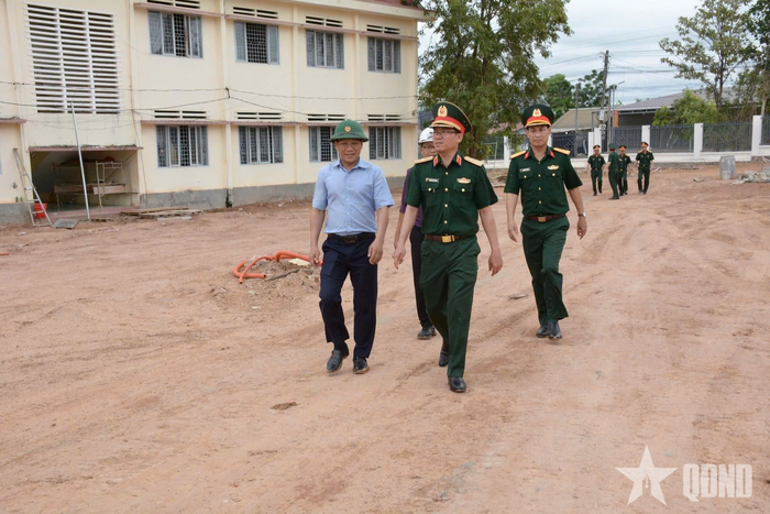 Thiếu tướng Lương Đình Chung kiểm tra tiến độ thi công Trường nội trú liên cấp Tiểu học - Trung học cơ sở xã biên giới Ia Rvê.