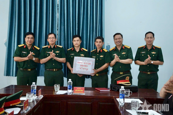 Thiếu tướng Lương Đình Chung kiểm tra, động viên, tặng quà Ban CHQS xã biên giới Ia Lốp.