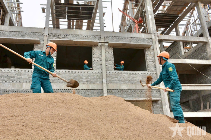 LLVT tỉnh Đắk Lắk tăng cường, hỗ trợ đẩy nhanh tiến độ xây dựng Trường nội trú liên cấp Tiểu học - Trung học cơ sở xã biên giới Ia Lốp.