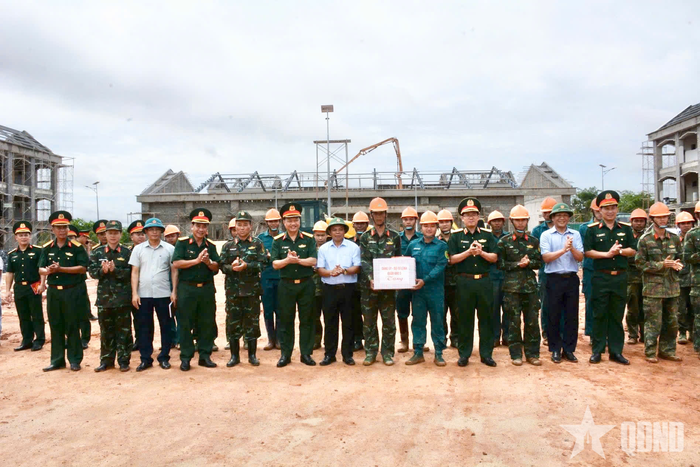 Chính ủy Quân khu 5 tặng quà lực lượng thi công xây dựng Trường nội trú liên cấp Tiểu học - Trung học cơ sở xã biên giới Ia Rvê.