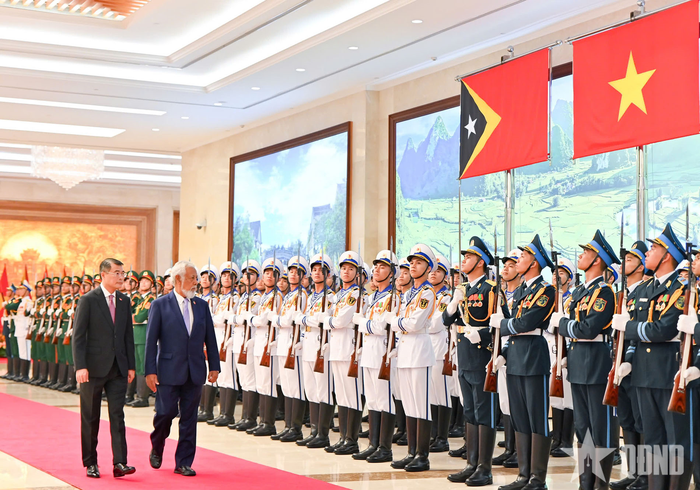 Thủ tướng Lê Minh Hưng và Thủ tướng Timor-Leste Kay Rala Xanana Gusmão duyệt Đội danh dự Quân đội nhân dân Việt Nam. Ảnh: TUẤN HUY