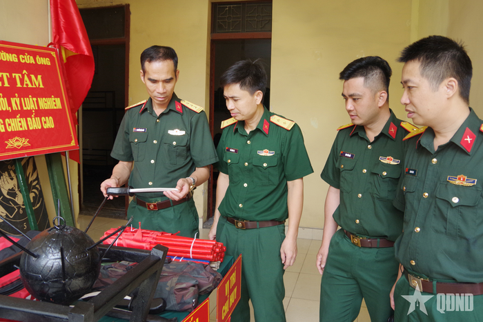 Ngay sau khai mạc, Thượng tá Nguyễn Văn Mười, Phó tham mưu trưởng Bộ CHQS tỉnh Quảng Ninh đã kiểm tra hệ thống mô hình học cụ và cơ sở vật chất phục vụ công tác huấn luyện của Ban CHQS phường Cửa Ông.