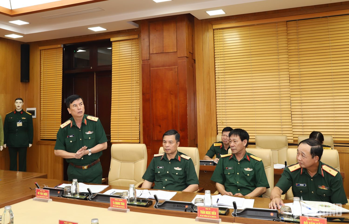  Trung tướng Đỗ Văn Thiện, Chính ủy Tổng cục HC-KT phát biểu tại hội nghị. 