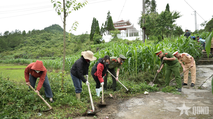 Đoàn viên, thanh niên Công an tỉnh Tuyên Quang phối hợp với đoàn viên, thanh niên và nhân dân xã Sơn Vĩ ra quân vệ sinh môi trường, góp phần xây dựng cảnh quan nông thôn xanh, sạch, đẹp.
